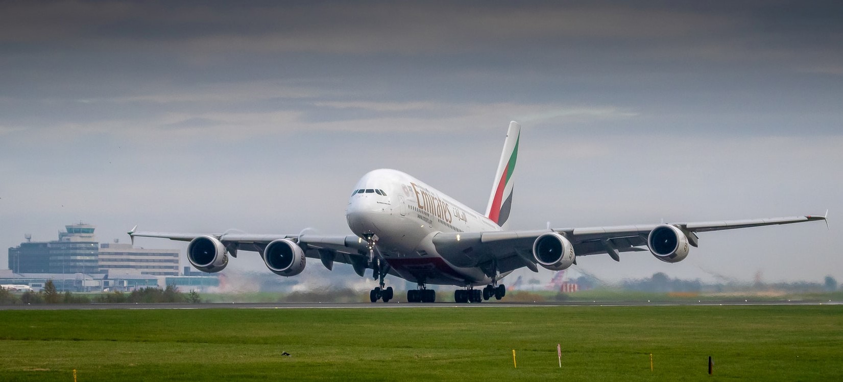 Az Emirates kifizeti koronavírusos utasai költségeit
