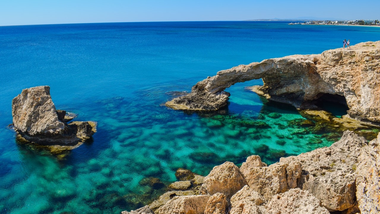 Ciprus mától megnyitja határait a turisták előtt 